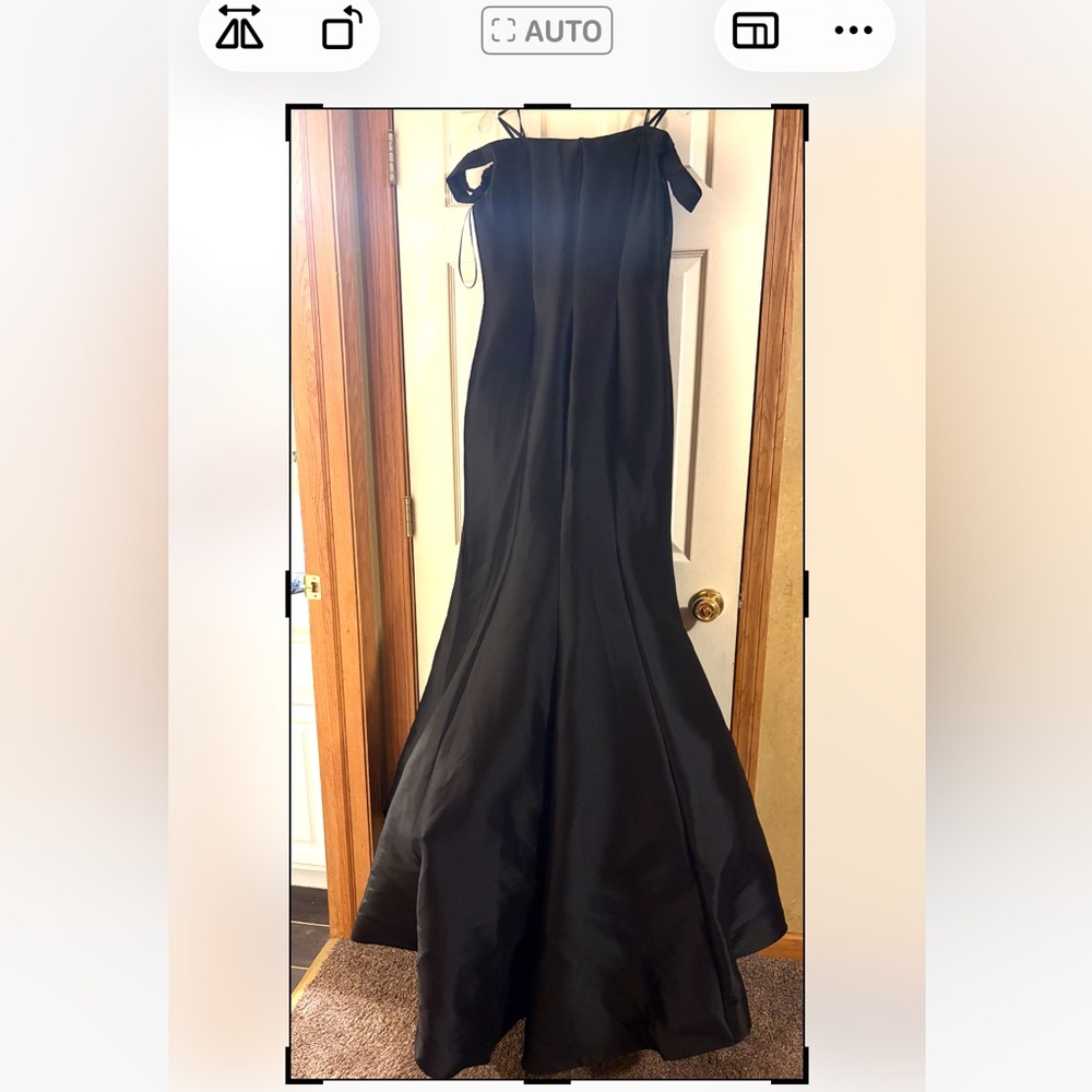 Elegant Black Prom Gown - Picture 2 of 8